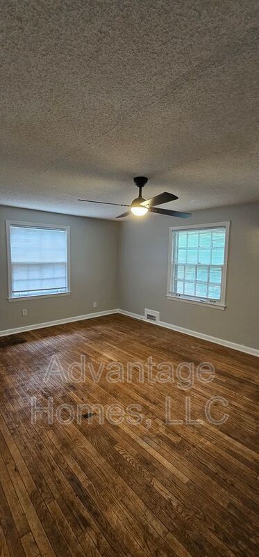 Building Photo - 612-614 E 63rd Terrace