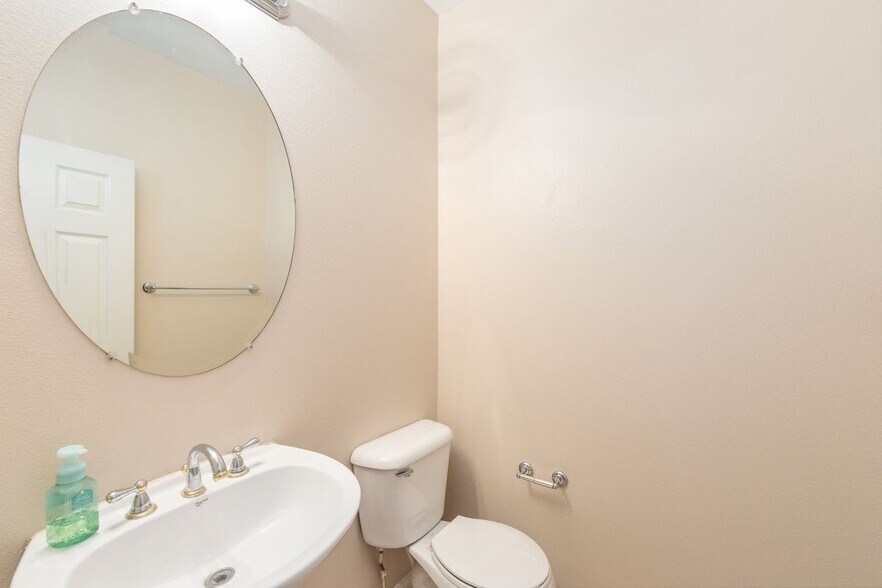 Building Photo - 636 Debora Rae Dr