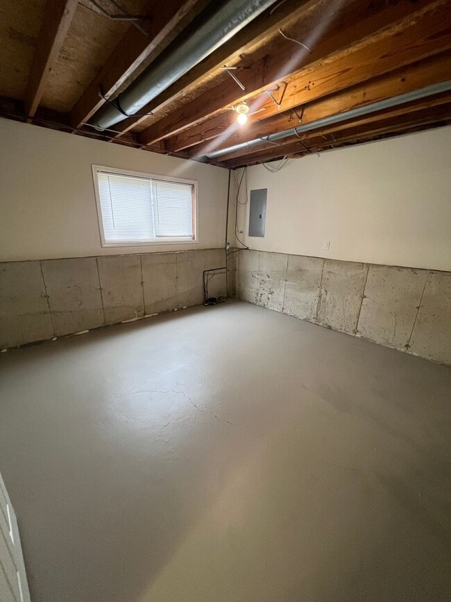 Building Photo - Spacious 4 bedroom Home conveniently locat...