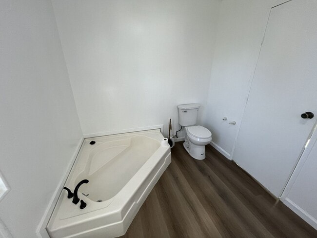 Building Photo - Recently renovated 2 bed 2 bath in Sacramento!