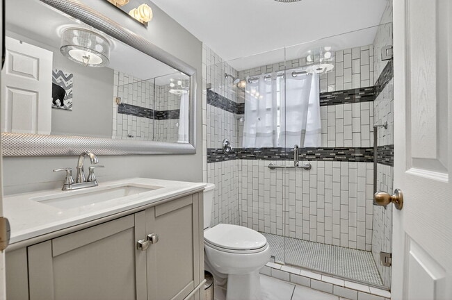 Building Photo - 585 Mansfield M