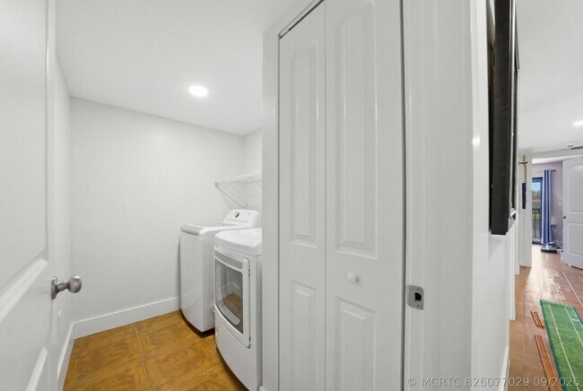 Building Photo - 11014 SW 15th Manor