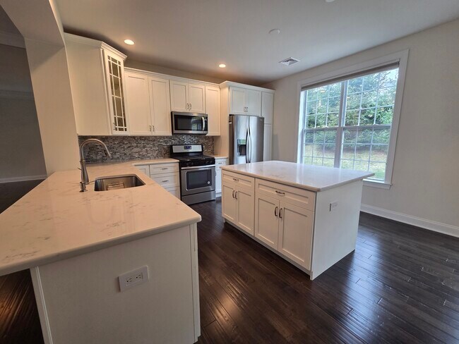 Building Photo - 12 Putnam Ln