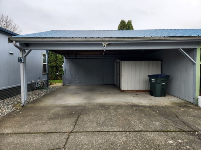 Building Photo - 1625 Main St