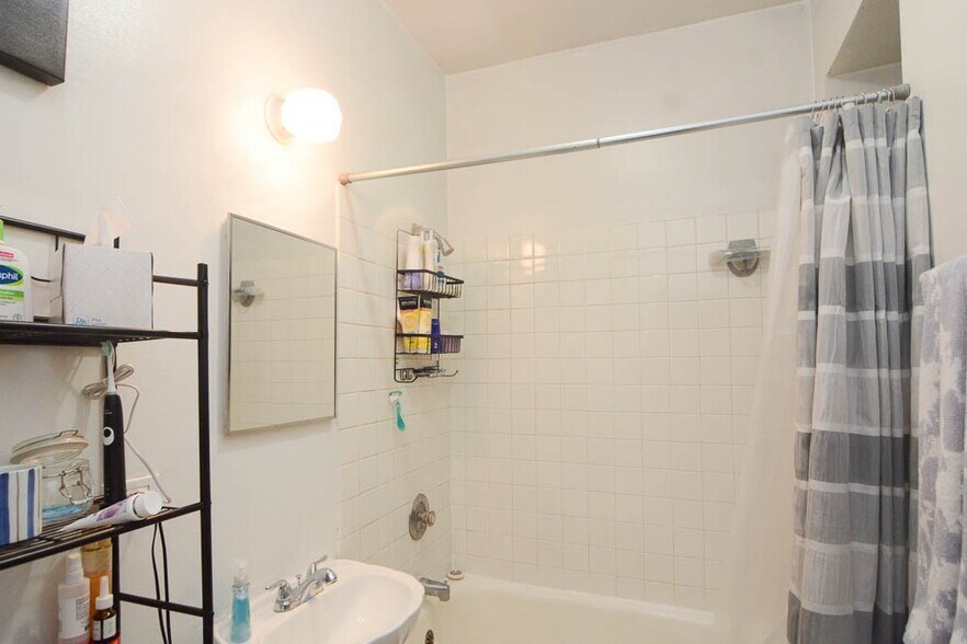 Building Photo - 1933 W Crystal St