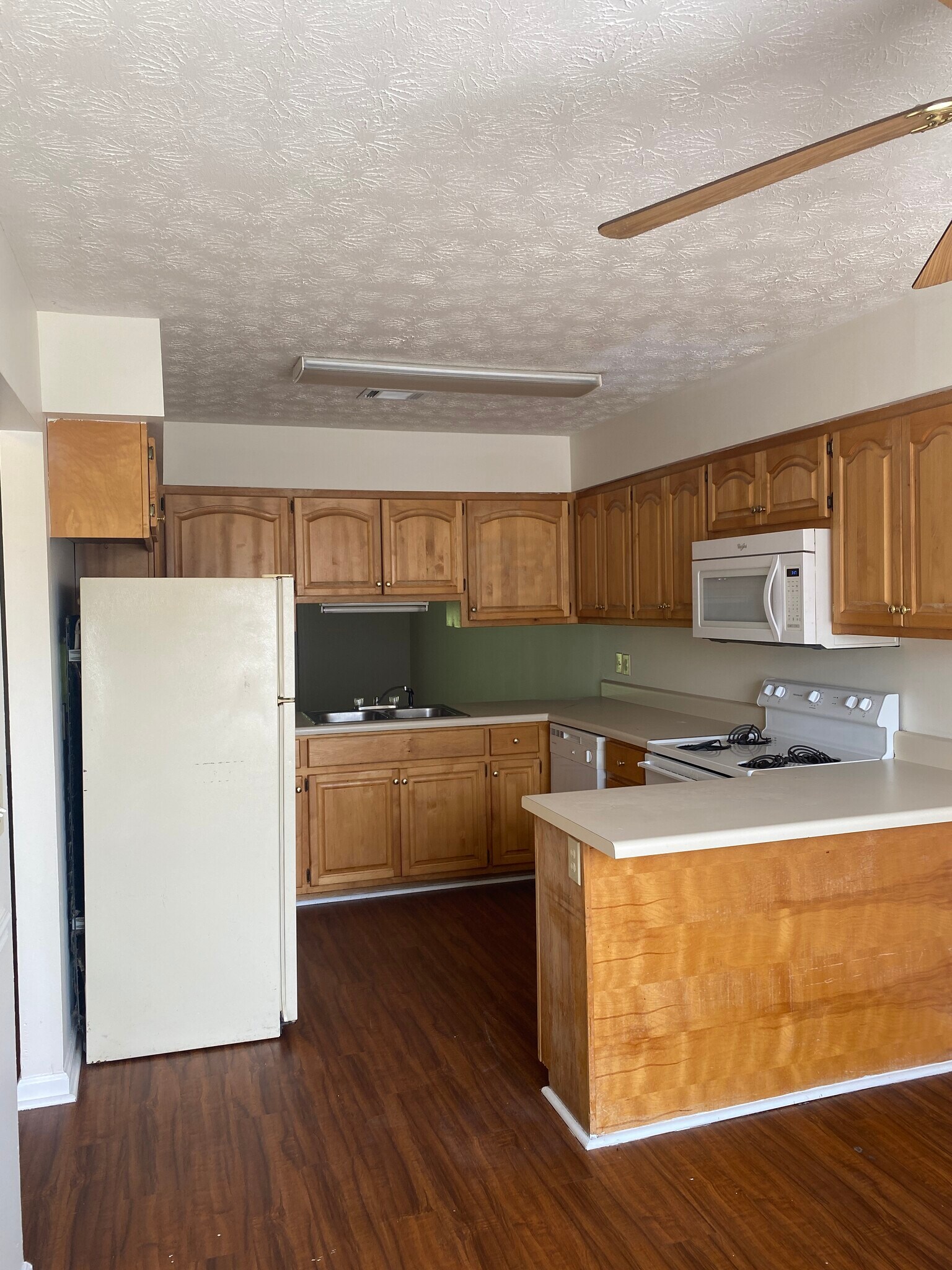 Kitchen - 1963 Bluff Ct