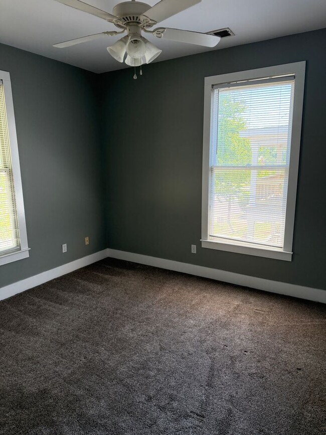 Building Photo - Spacious 2 Bedroom Walkable to Downtown