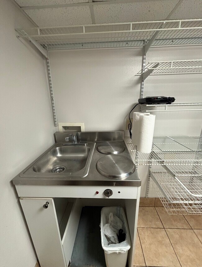 Building Photo - 928 Main St