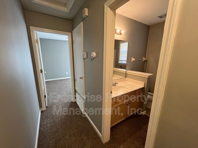 Building Photo - 10095 Lynham Dr