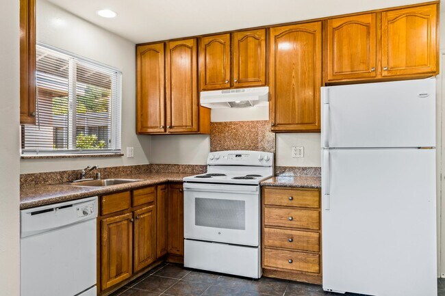 Building Photo - Sheffield Village Living: Spacious 2BD w/ Parking in San Leandro School District