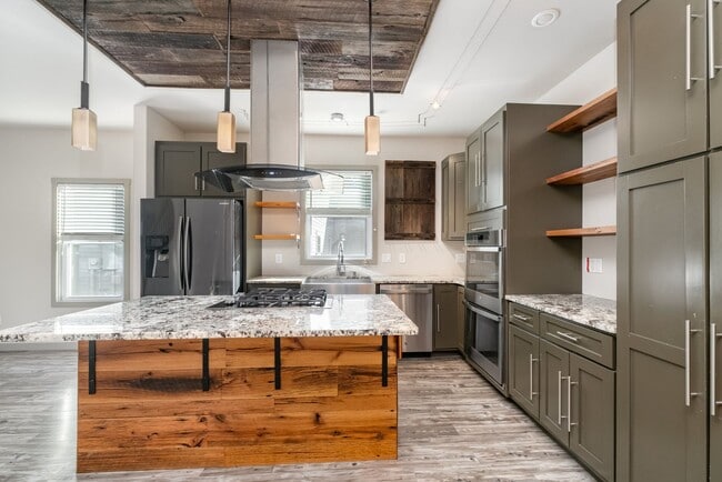 Building Photo - Incredible 3 BDRM / 2.5 BTH Franklin Home ...