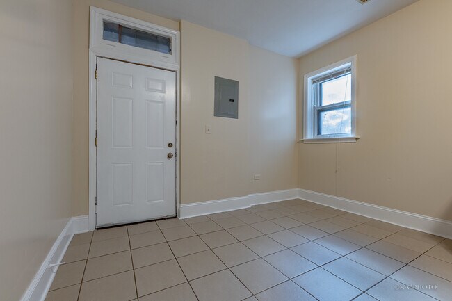 Building Photo - 6819 S Ridgeland Ave