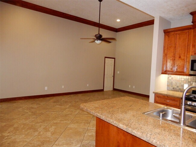 Building Photo - 13531 Russ Dr