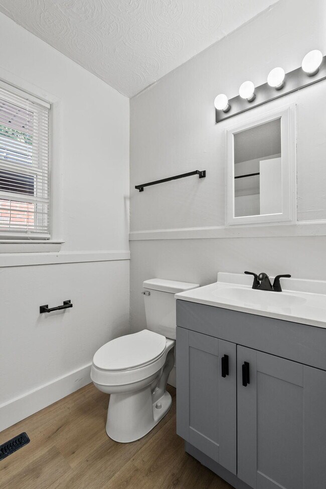 Building Photo - 528 Booker St