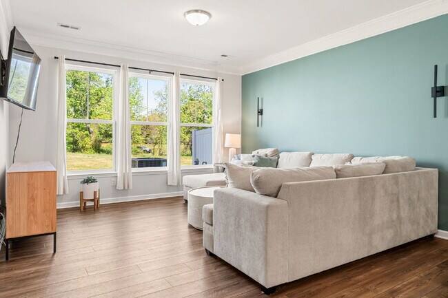 Building Photo - Sleek & Stylish 3 Bed, 2.5 Bath Townhome in Prime Location $2,100/mo rent