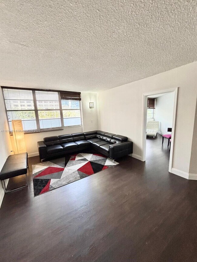Building Photo - 801 Brickell Bay Dr