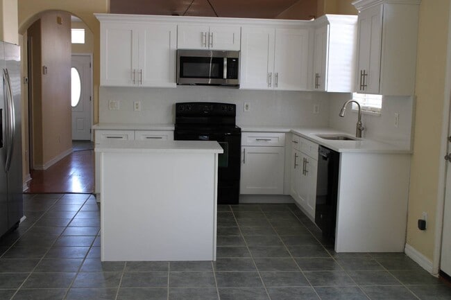 Building Photo - 353 Heather Hills Dr