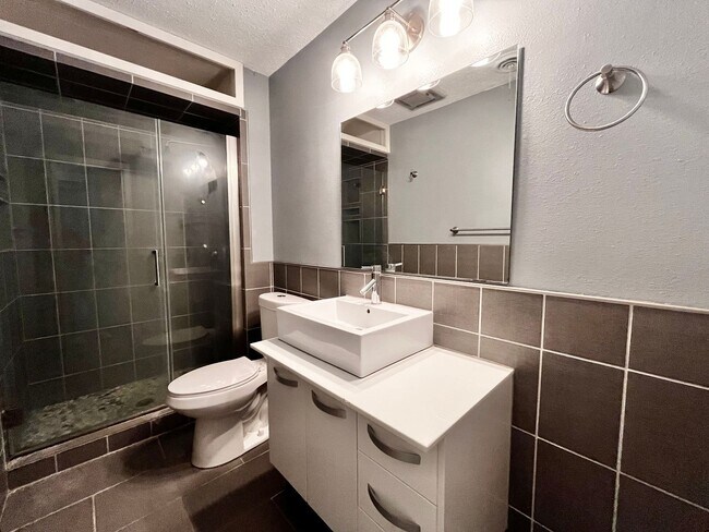 Building Photo - Amazing 4/2.5 in Prime Location! Minutes from Texas Tech and Hospitals!