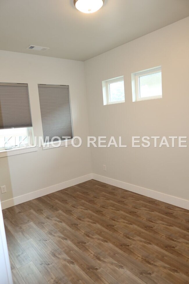 Building Photo - Modern & Elegant Tri-level home in the Riv...