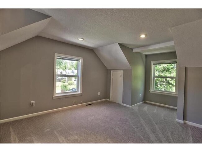 Building Photo - Beautiful Waldo Property - First Floor Living