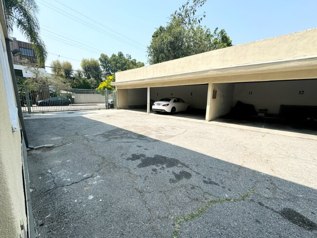 Building Photo - 905 N Sweetzer Ave