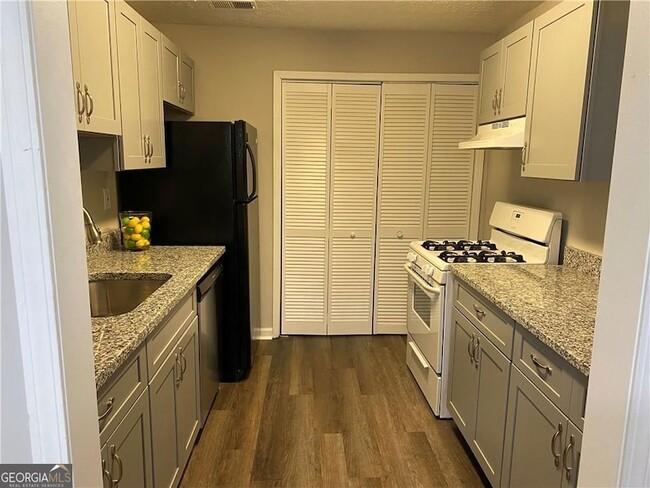 Building Photo - 1607 Augusta Dr