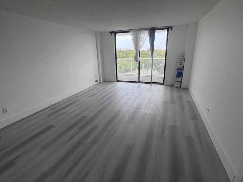 Building Photo - 13499 Biscayne Blvd
