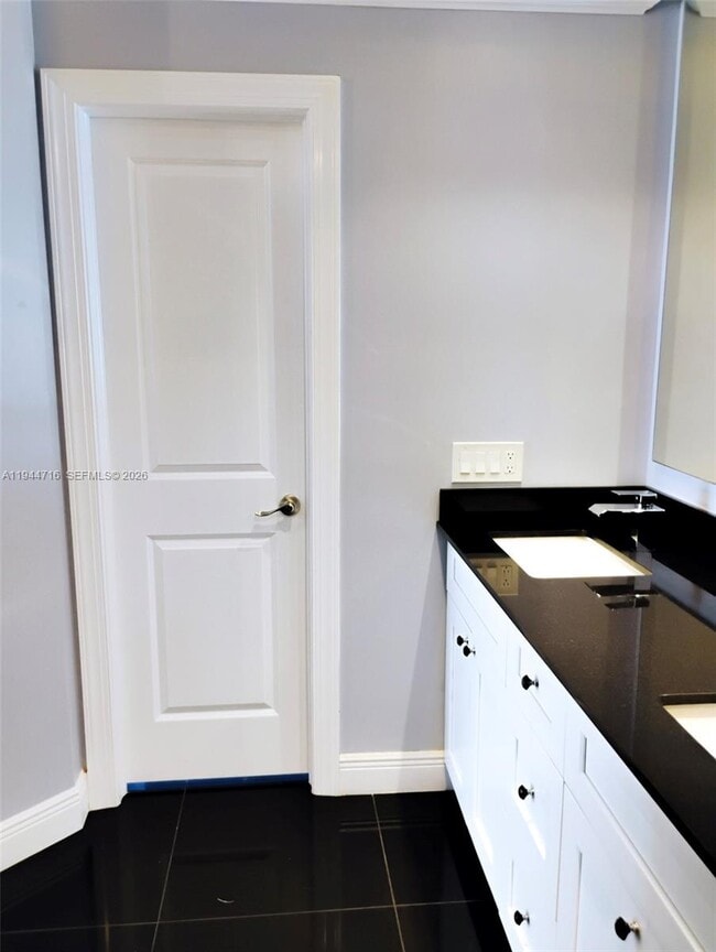 Building Photo - 9654 Sun Pointe Dr