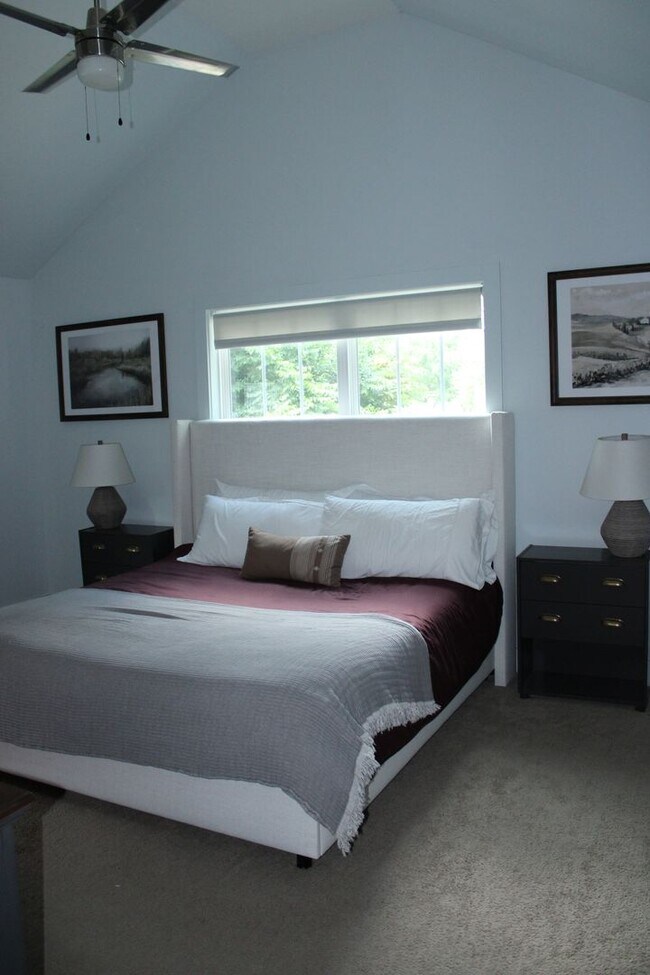 Building Photo - Great 3 bedroom / 2.5 bath Home in East Na...