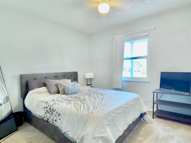 Building Photo - 10775 Jolyne Cir