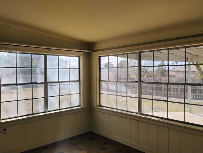Building Photo - 322 Enchanted Way