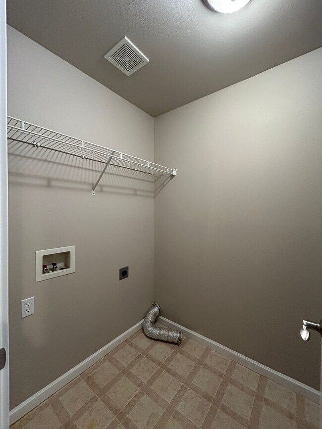 Building Photo - MOVE IN SPECIAL!   4 Bedroom / 2.5 Bathroo...
