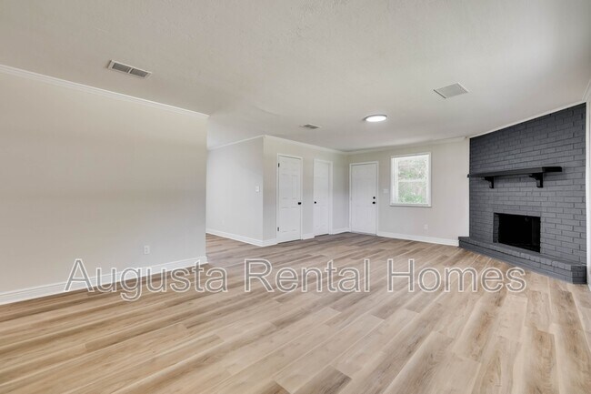 Building Photo - 2404 Southdale Dr