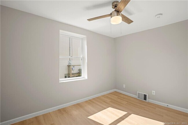 Building Photo - 106 River Rd