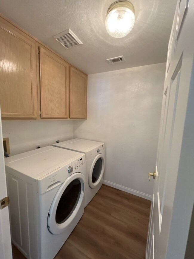 Building Photo - Encounter the ultimate luxury living exper...