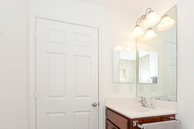 Building Photo - 9756 Palm Breezes Dr