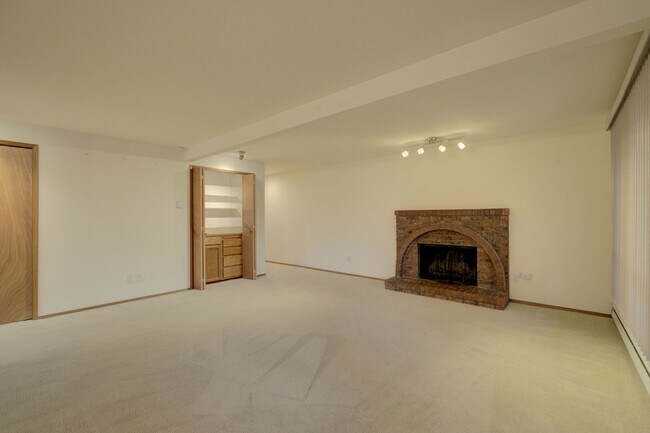 Building Photo - 2bd/1.75ba Mercer Island Condo