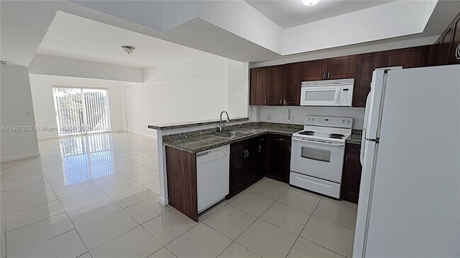 Building Photo - 909 SW 15th Ave