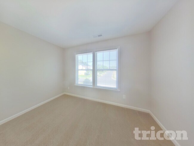 Building Photo - 121 English Oak Lane