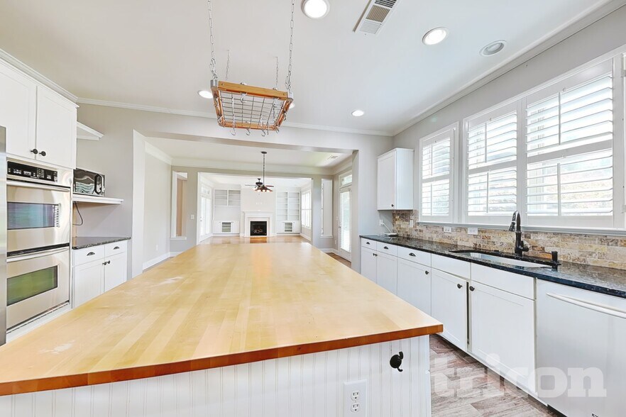 Building Photo - 4384 Challedon Dr