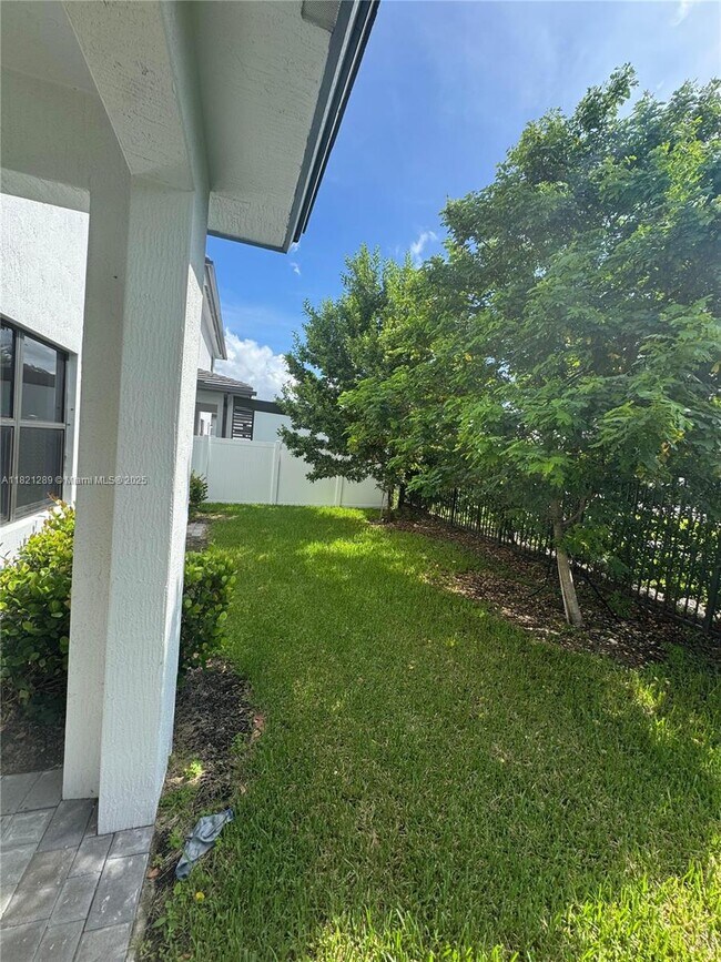 Building Photo - 4481 SW 173rd Ave