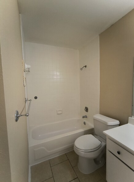 Building Photo - 206 Plaza Verde Dr