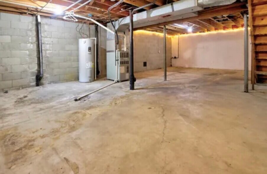 New Hot Water Heater, Newer furnace & A/C unit - 8653 Refugee Rd