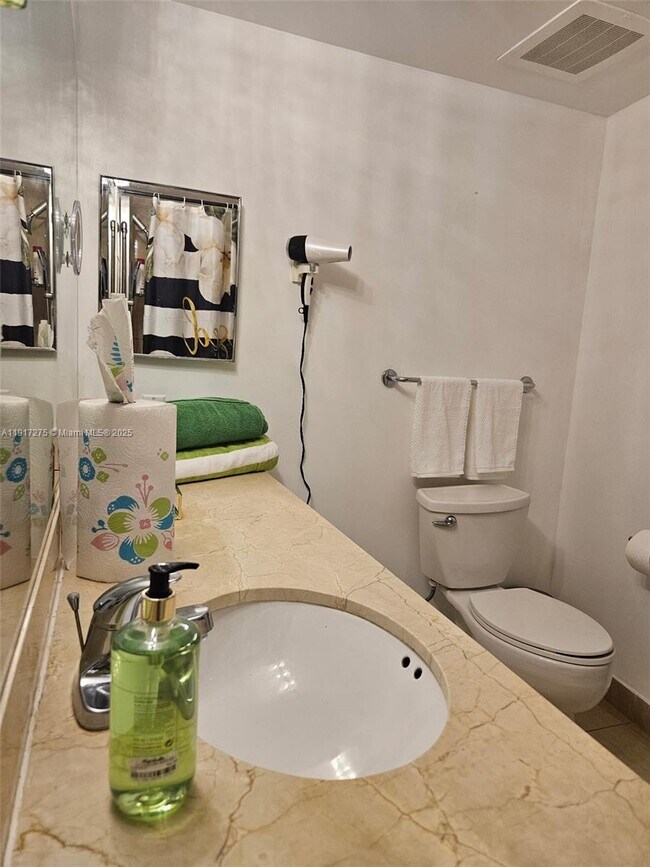 Building Photo - 1750 N Bayshore Dr