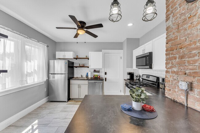 Building Photo - 10617 Bernard Ave