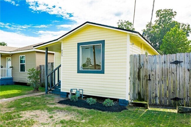 Building Photo - 805 Ave A