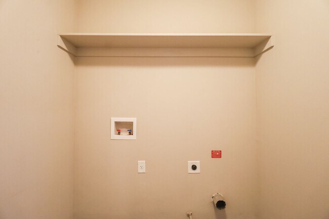 Building Photo - 3 Bed | 2 Bath in Broken Arrow!