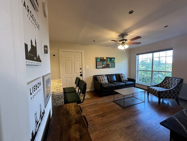 Building Photo - 18333 Roehampton Dr