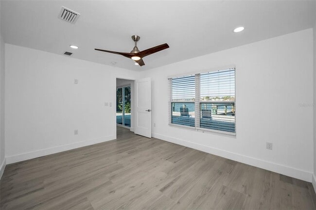 Building Photo - 14125 N Bayshore Dr