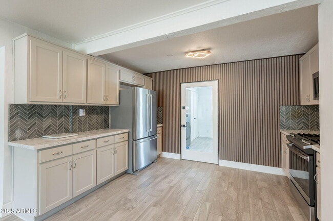 Building Photo - 1116 E Fern Dr N